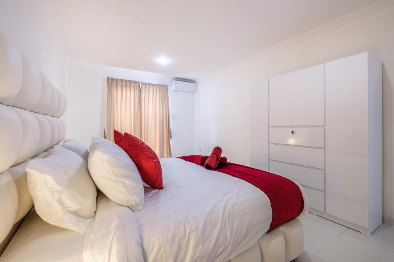 Luxury Minimalist White Angel In Villa *