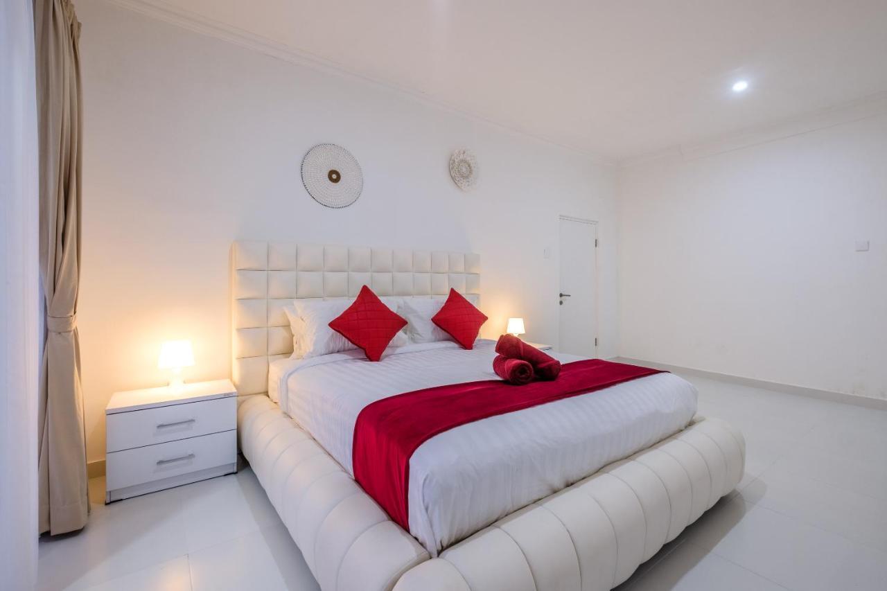 Luxury Minimalist White Angel In Villa