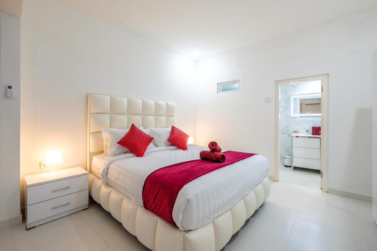 Luxury Minimalist White Angel In Villa