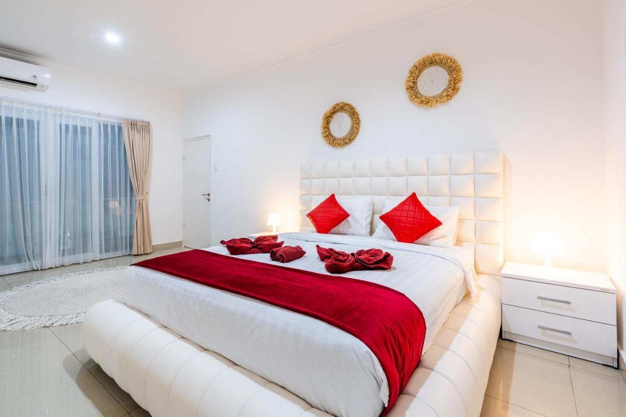 Luxury Minimalist White Angel In Villa