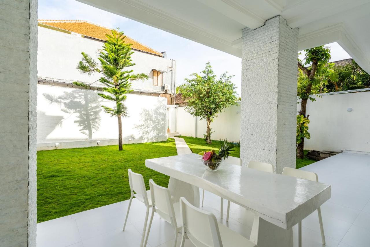 Luxury Minimalist White Angel In Villa *