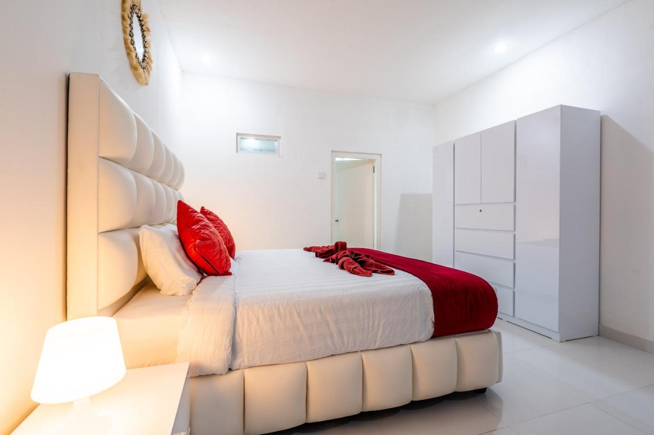 Villa Luxury Minimalist White Angel In
